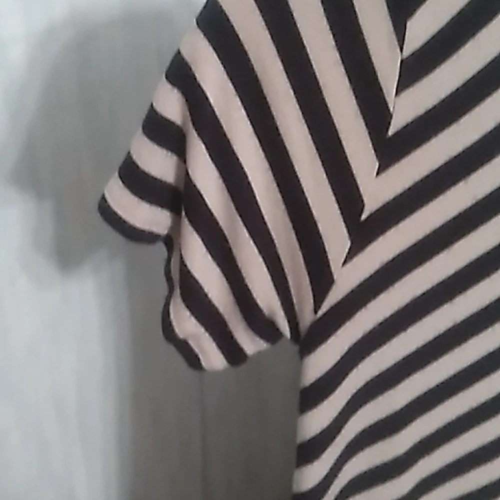 LulaRoe Small Tan Black Zig Zag Stripes Short Sleeves Top Like New - Picture 4 of 7